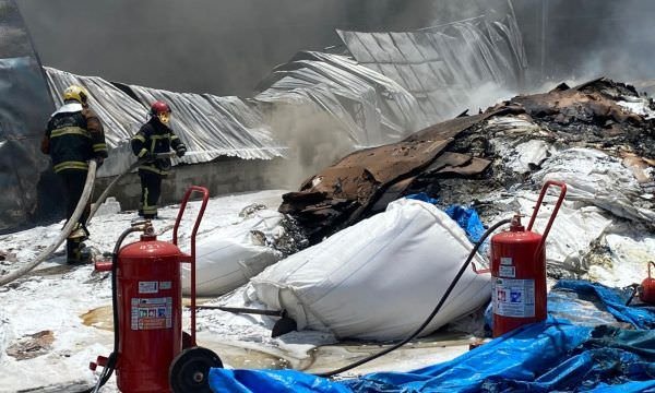 Funcionários passam mal com fumaça de incêndio de grande proporção em Manaus