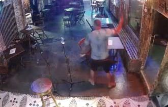 Militar surta, aponta a arma para funcioários e atira várias vezes em bar; veja vídeo
