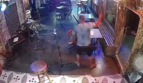 Militar surta, aponta a arma para funcioários e atira várias vezes em bar; veja vídeo