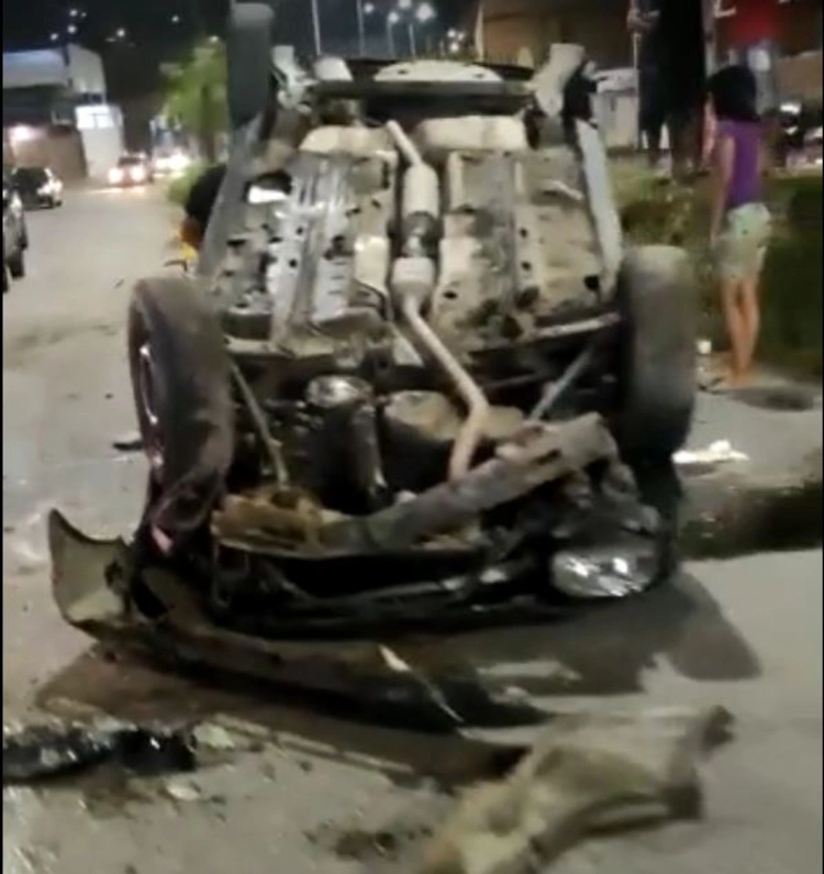 Carro fica destruído ao capotar várias vezes em avenida de Manaus