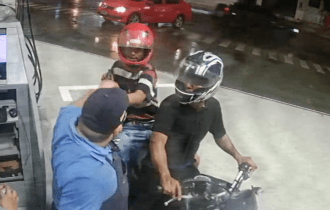 Frentistas vivem momentos de terror durante assalto a posto de combustíveis em Manaus; veja vídeo