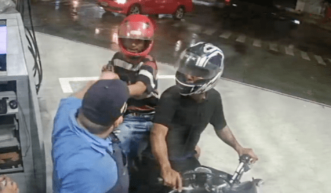 Frentistas vivem momentos de terror durante assalto a posto de combustíveis em Manaus; veja vídeo