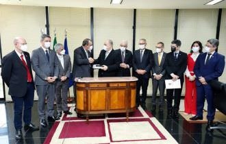 Senadores levam relatório final da CPI da Pandemia para PGR e STF
