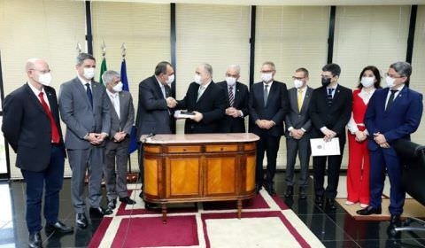 Senadores levam relatório final da CPI da Pandemia para PGR e STF