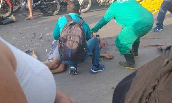 URGENTE: Grave acidente deixa motoqueiro estirado no chão no Grande Vitória