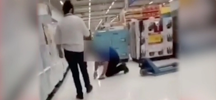 Vendedor do Carrefour é humilhado por gerente enquanto limpa o chão de joelhos; vídeo