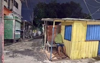 Jovem é encontrado sentado com tiros na cabeça em lanchonete de Manaus