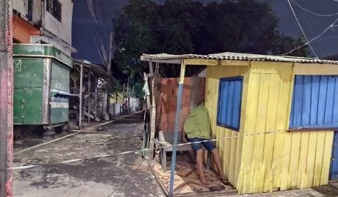 Jovem é encontrado sentado com tiros na cabeça em lanchonete de Manaus