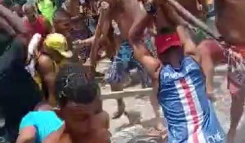 Homem é linchado após assalto frustrado (veja o vídeo)