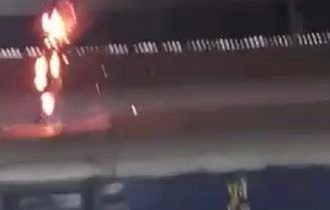 Homem pega fogo ao tocar em fio de alta tensão em ferrovia (Veja o vídeo)