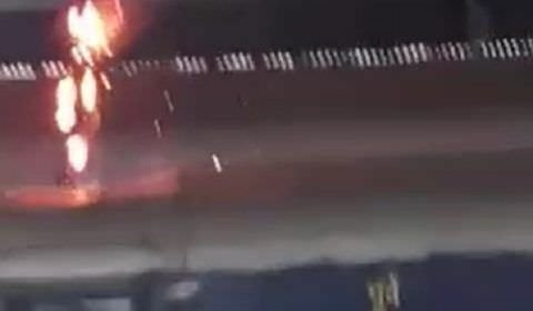 Homem pega fogo ao tocar em fio de alta tensão em ferrovia (Veja o vídeo)