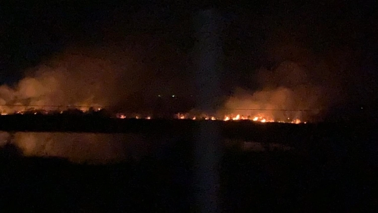 Incêndio atinge área de mata próximo à Ponte Rio Negro em Manaus