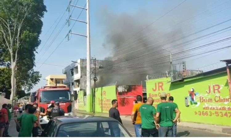 Loja de refrigeração pega fogo em Manaus