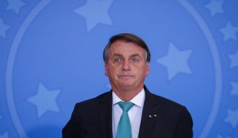 Bolsonaro diz chorar no banheiro de casa e que esposa o vê como machão