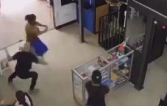 Mucura faz mulherada ficar em pânico no Centro de Manaus (Veja vídeo)