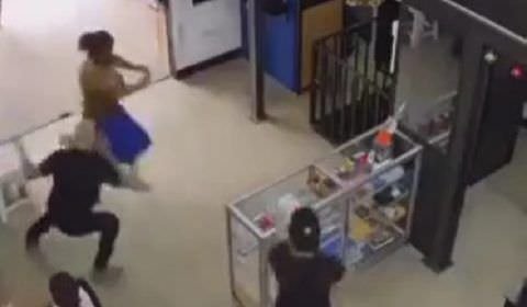 Mucura faz mulherada ficar em pânico no Centro de Manaus (Veja vídeo)