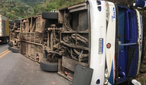 Acidente com ônibus causa quatro mortes e deixa mais de 30 feridos na Serra de Tianguá