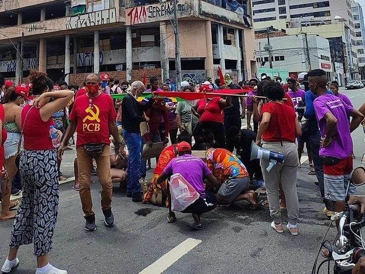Carro invade barreira em ato contra Bolsonaro e atropela manifestante