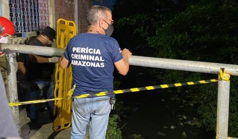 Homem é encontrado morto após ser agredido e jogado em igarapé na zona leste
