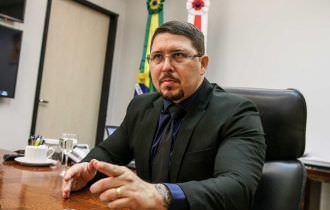Isolado, vice-governador Carlos Almeida despacha de sala dentro do PSDB