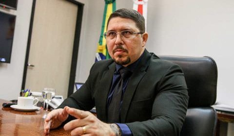 Isolado, vice-governador Carlos Almeida despacha de sala dentro do PSDB
