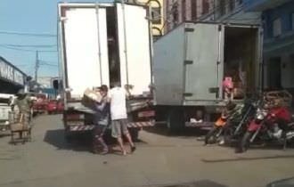 Caminhão é roubado ainda em movimento no Centro de Manaus (Veja o vídeo)