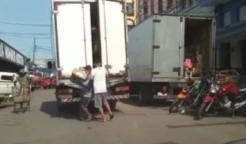 Caminhão é roubado ainda em movimento no Centro de Manaus (Veja o vídeo)