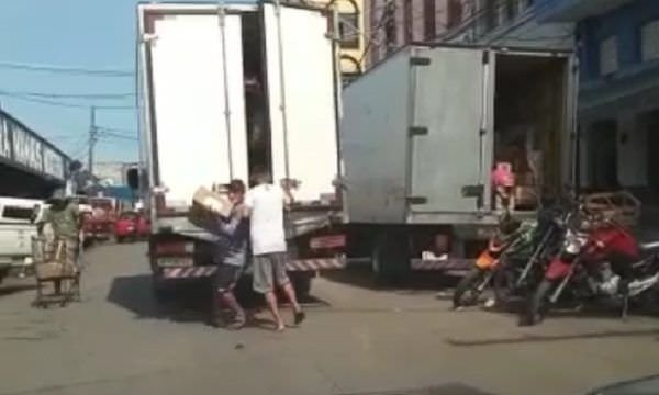 Caminhão é roubado ainda em movimento no Centro de Manaus (Veja o vídeo)