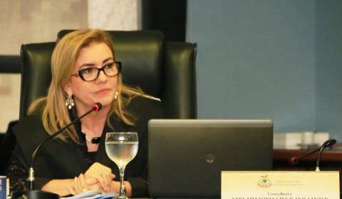 Conselheira do TCE-AM suspende pregão da UEA após indícios de irregularidades
