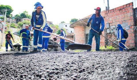 Prefeitura intensifica serviços de recomposição asfáltica no bairro Alfredo Nascimento
