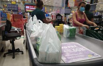 Entrega gratuita de sacolas plásticas no comércio de Manaus é autorizada por mais um ano