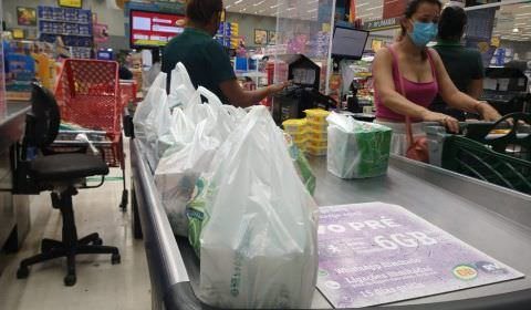 Entrega gratuita de sacolas plásticas no comércio de Manaus é autorizada por mais um ano