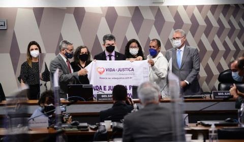 Em sessão da CPI marcada pela emoção, senadores prometem honrar vítimas da covid