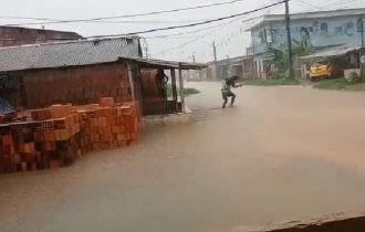 Manauara pedem socorro após forte chuva em Manaus (Veja o vídeo)