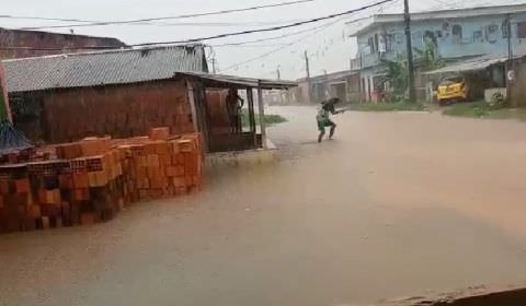 Manauara pedem socorro após forte chuva em Manaus (Veja o vídeo)