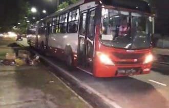 URGENTE: ônibus é assaltado em Manaus e vítima leva coronhada de bandido