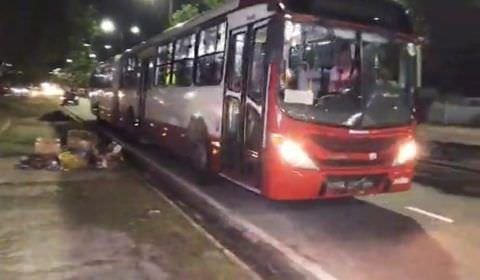 URGENTE: ônibus é assaltado em Manaus e vítima leva coronhada de bandido