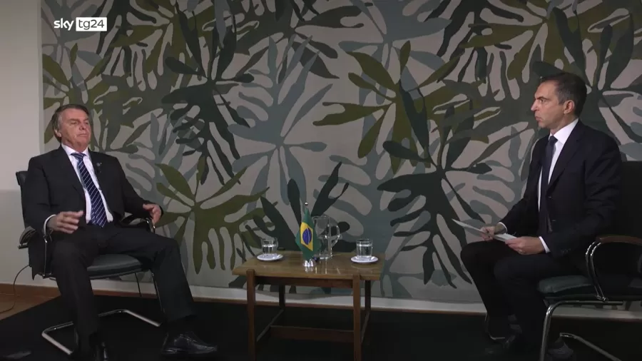 Sem provas, Bolsonaro acusa Lula de elo com o narcotráfico em entrevista