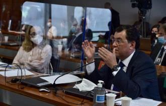 Eduardo Braga reivindica providências da Caixa para denúncias dos pescadores do AM