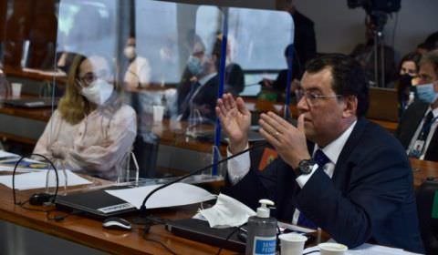 Eduardo Braga reivindica providências da Caixa para denúncias dos pescadores do AM