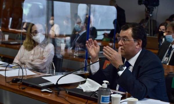 Eduardo Braga reivindica providências da Caixa para denúncias dos pescadores do AM