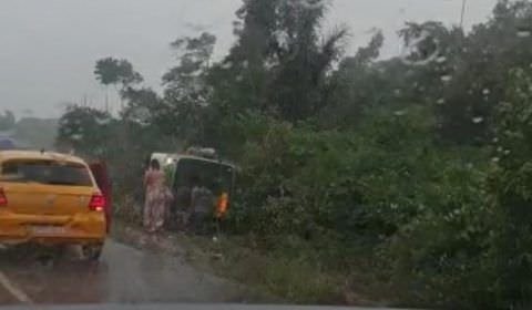 URGENTE: ônibus capota indo de Manaus para Iranduba (veja o vídeo)