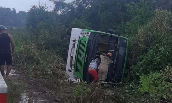 Veja mais fotos do grave acidente com ônibus do transporte público em Iranduba 