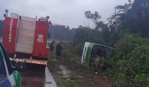 URGENTE: Vítimas em estado grave de acidente de ônibus em Iranduba  são resgatadas