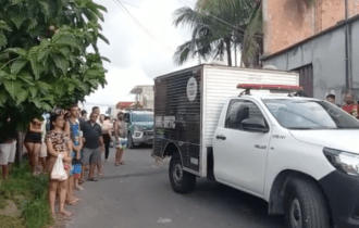 Assassinos executam homem com vários tiros em distribuidora no Jorge Teixeira; imagem forte