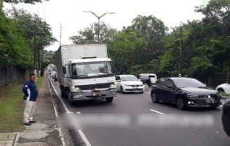 Atenção: caminhão em pane mecânica causa retenção no trânsito na avenida Rodrigo Otávio