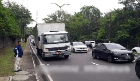 Atenção: caminhão em pane mecânica causa retenção no trânsito na avenida Rodrigo Otávio