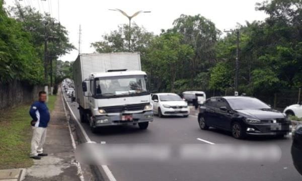 Atenção: caminhão em pane mecânica causa retenção no trânsito na avenida Rodrigo Otávio