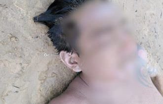 Corpo de homem é encontrado com anzol na orelha em praia de Manaus
