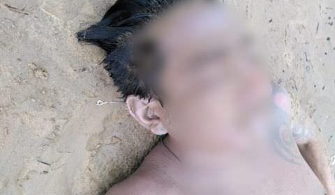 Corpo de homem é encontrado com anzol na orelha em praia de Manaus